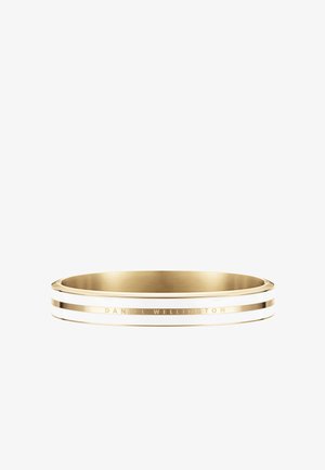 Złota bransoletka w formie bangla z dwoma białymi paskami i grawerunkiem "DANIEL WELLINGTON." Gładka tekstura i zaokrąglony kształt. Minimalistyczny design.