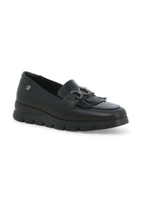 Scarpe slip-on in pelle nera con punta arrotondata, caratterizzate da un accento frangiato e un dettaglio in metallo sulla parte anteriore, e una suola testurizzata.