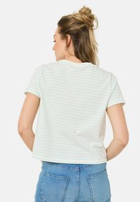 Kortærmet, lyseblå og hvid stribet t-shirt med rund halsudskæring. Blødt bomuldsstof, cropped design og enkel konstruktion.