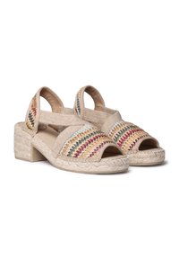 Scarpe beige con punta chiusa e tacco a zeppa in juta intrecciata, dotate di accenti intrecciati multicolori sulla parte superiore e design con retro aperto.