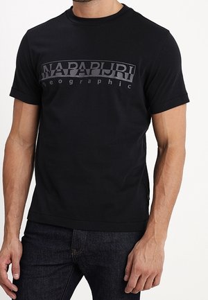 Mann trägt ein schwarzes T-Shirt mit kurzen Ärmeln, auf dessen Brust "NAPAPIJRI geographic" in Grau aufgedruckt ist.