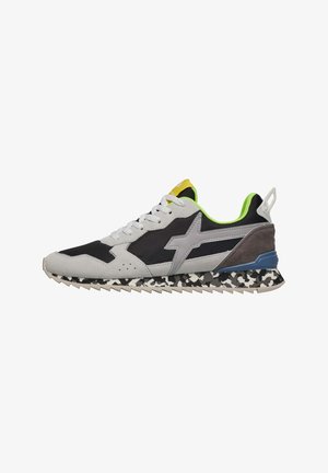 Scarpe sportive con un mix di materiali grigi, neri e verdi; presentano una tomaia in suede e sintetico, suola texture e logo a stella.