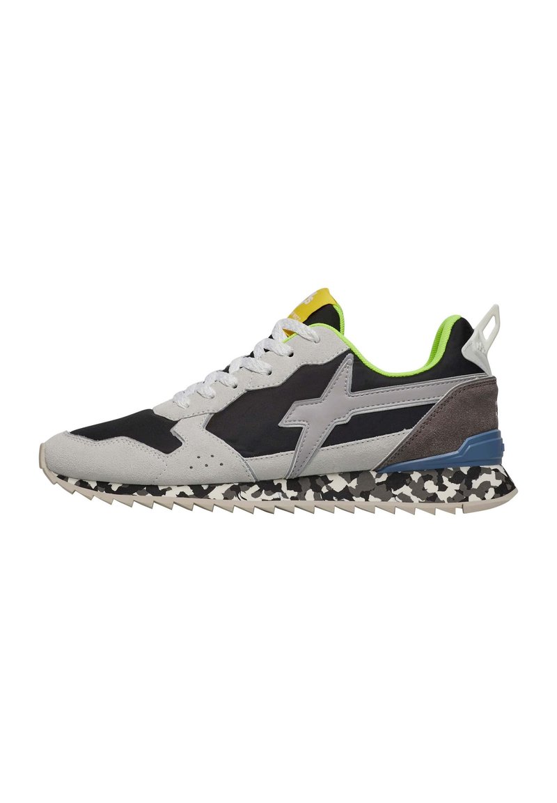 Scarpe sportive con un mix di materiali grigi, neri e verdi; presentano una tomaia in suede e sintetico, suola texture e logo a stella.