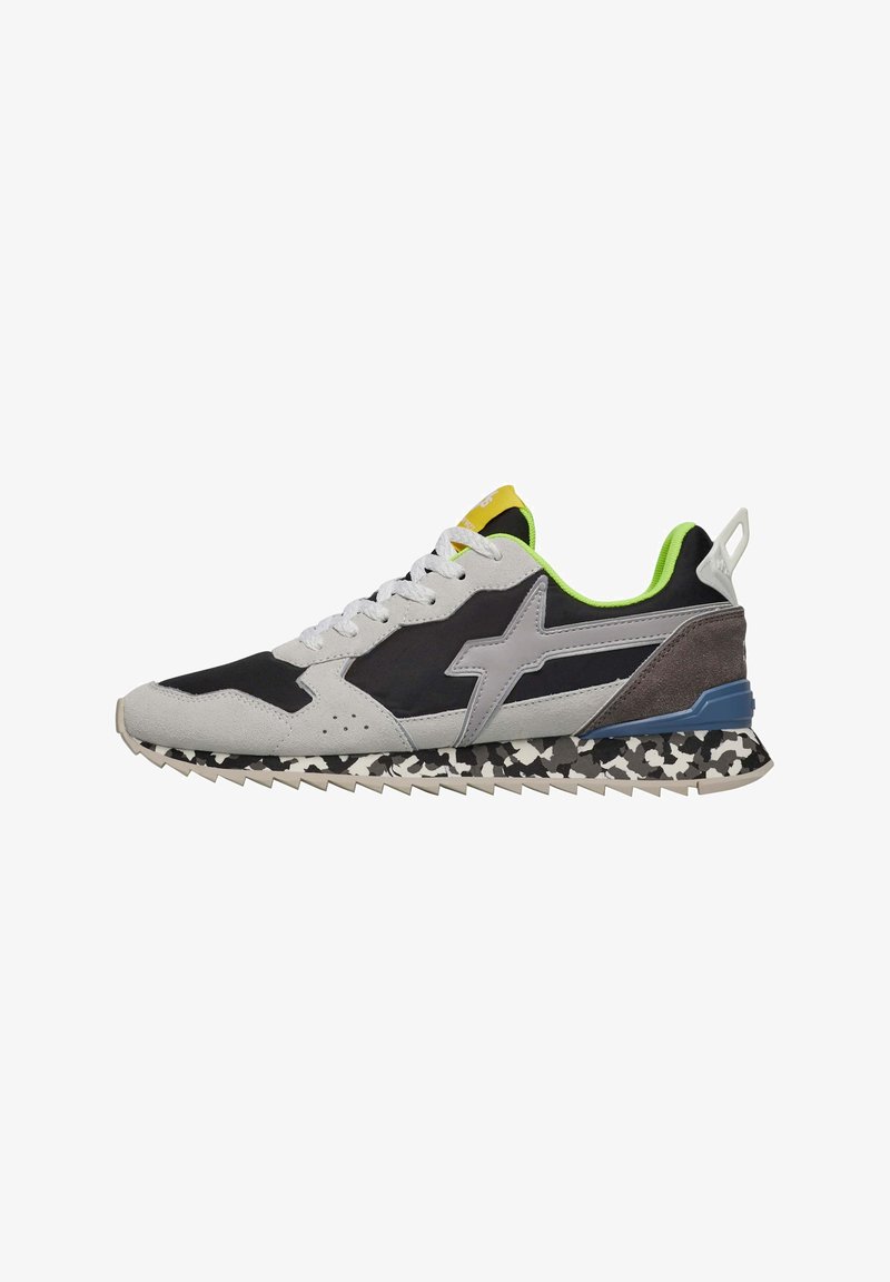 Zapatillas deportivas con una mezcla de materiales en gris, negro y verde; cuentan con una parte superior de ante y sintético, suela texturizada y logo de estrella.