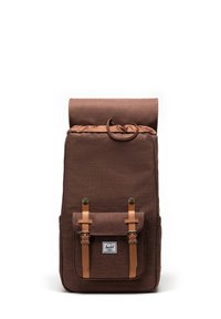 Brunt tygryggsäck med rulltop, tan läderremmar, tryckknappslås och en framficka med etikett. Slät textur genomgående.