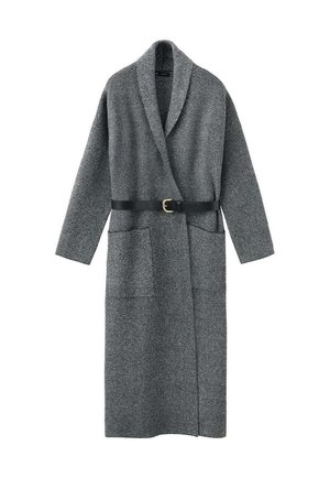 Long manteau gris à motif chevrons avec col châle, deux poches avant, manches longues et ceinture noire avec boucle dorée à la taille.