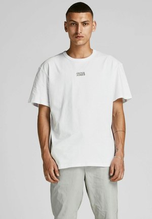 Biała bawełniana koszulka z okrągłym dekoltem, krótkimi rękawami oraz małym nadrukowanym logo "JACK & JONES" na klatce piersiowej. Gładka tekstura, luźny krój.