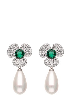 Ohrringe mit einem Blumendesign, silbernen Akzenten, grünen Edelsteinen und einem tropfenförmigen Perlenanhänger. Funkelnd mit zahlreichen kleinen Steinen.