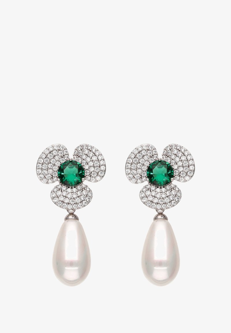 Pendientes con un diseño de flor con acentos de plata, piedras preciosas verdes y un colgante de perla en forma de lágrima. Brillan con numerosas pequeñas piedras.