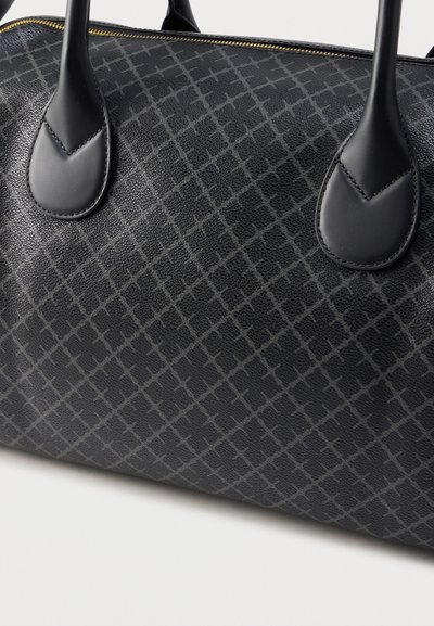 Sac à main noir texturé avec un motif géométrique. Accents et poignées en cuir lisse. Fermeture éclair dorée. Design compact adapté à un usage quotidien.