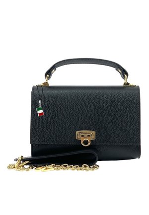 Schwarze strukturierte Lederhandtasche mit goldfarbenem Verschluss, kurzem Griff, abnehmbarem goldfarbenem Kettenriemen und kleinem Anhänger mit grünen, weißen und roten Streifen.