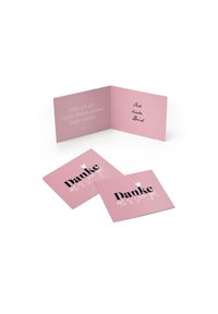 Rosa Grußkarten-Set mit einer gefalteten Karte, die schwarzen Text "Danke" trägt, und zwei flachen Karten mit handschriftlichen Platz für Nachrichten. Glatte Textur, einfaches Design.