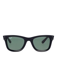 Occhiali da sole Ray-Ban con montatura in plastica nera, lenti verdi, forma angolare e dettagli in metallo sui lati della montatura, che offrono un design audace.