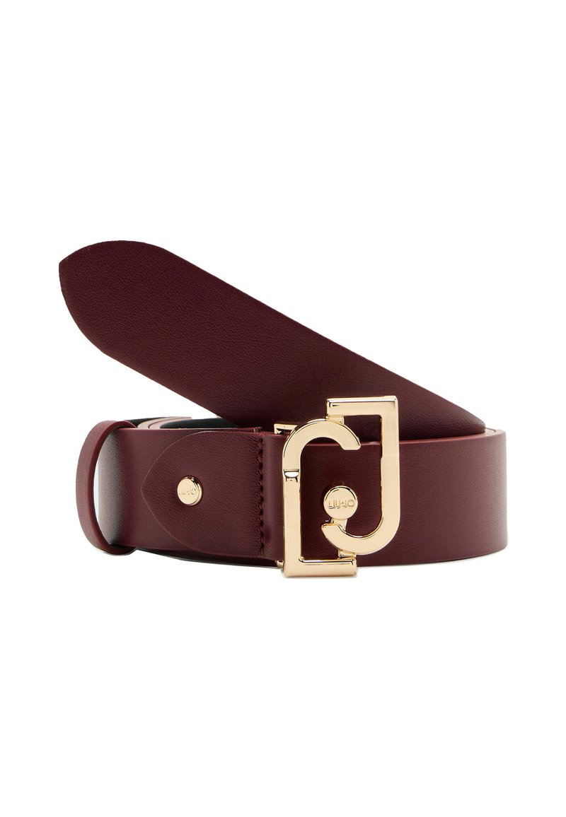Cintura in pelle rosso scuro con una fibbia rettangolare dorata che presenta un logo stilizzato "LJ", arrotolata con un'estremità sollevata.