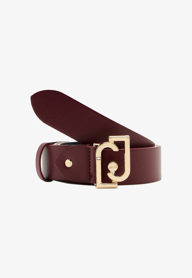 Cintura in pelle rosso scuro con una fibbia rettangolare dorata che presenta un logo stilizzato "LJ", arrotolata con un'estremità sollevata.