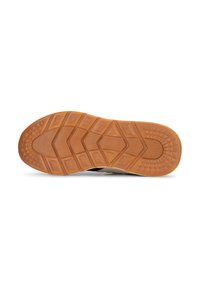 Semelle de chaussure en caoutchouc tan avec des motifs de semelle géométriques pour une bonne adhérence. Présente une texture lisse avec des accents surélevés et une forme épurée.