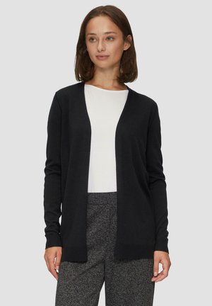 Zwarte cardigan gemaakt van zachte stof, met een open voorkant, geribde manchetten en zoom, gecombineerd met een witte top en patroonbroek.
