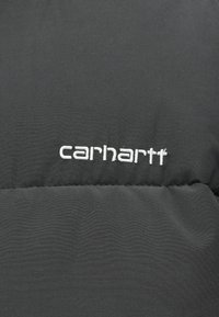Fekete, szigetelt dzseki sima, matt anyagból, steppelési mintákkal, fehér "carhartt" logóval hímezve.