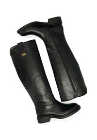 Černé kožené vysoké boty do kolen s plochým podpatkem, s bočním zipem a malým páskem nahoře. Hladký povrch s jemným leskem.