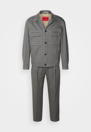 Grijs geruit twee-delig pak met een met knopen sluitende blazer met twee voorzakken en bijpassende taillepantalons.