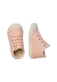 Zapatillas de cuero rosa con suelas de goma blanca, punta redonda y cordones de ojales. Un diseño minimalista con una textura suave y sin patrones.