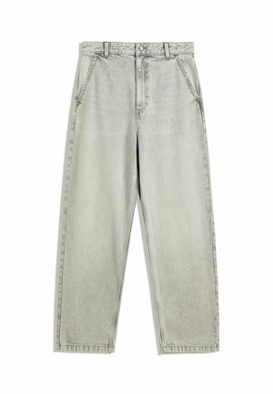 Blugi gri deschis, cu croială dreptă, buzunare frontale, suport pentru curea și închidere cu nasture, așezați plan pe un fundal alb.