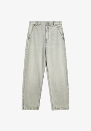 Blugi gri deschis, cu croială dreptă, buzunare frontale, suport pentru curea și închidere cu nasture, așezați plan pe un fundal alb.