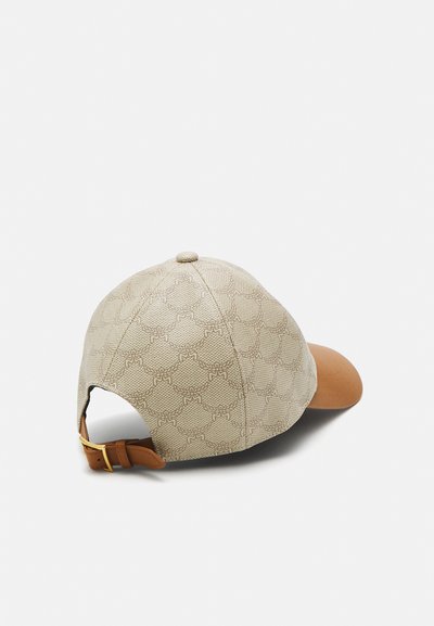 Casquette de baseball en tissu beige à motifs avec une visière marron clair. Elle dispose d'une sangle en cuir ajustable à l'arrière et d'une couronne arrondie.
