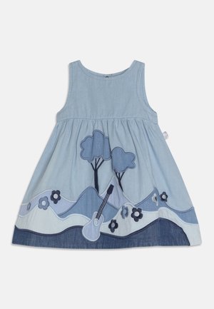 Lyseblå ærmeløs kjole til småbørn med syet landskabsdesign med træer, bjerge, blomster og en guitar ved kanten.