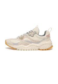 Sneaker beige a bassa altezza con tessuto testurizzato, suola maculata, dettagli grigi, lacci tondi e linguetta e tallone con passanti, vista laterale.