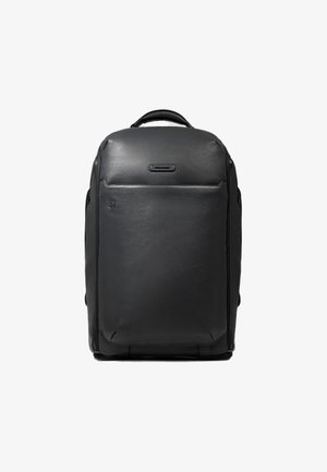Mochila de cuero negro con diseño estructurado, textura suave, un bolsillo frontal con cremallera y un asa superior para llevar.
