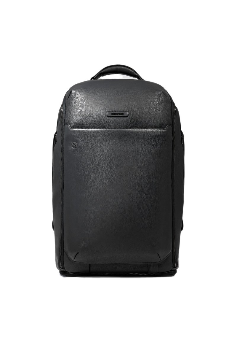 Zwarte leren rugzak met een gestructureerd ontwerp, een gladde textuur, een voorvak met rits en een bovenste handvat om mee te dragen.