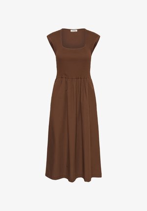 Brūna adīta kleita ar ribu rakstu, kvadrātveida izgriezumu un īsām piedurknēm. Plūstoša svārku daļa ar savākto vidukli rada atslābinātu siluetu.