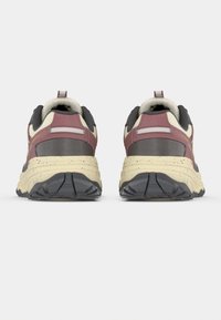Paire de chaussures de sport bordeaux, grises et beiges vues de dos avec des semelles épaisses et texturées sur fond blanc.
