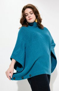Poncho in lana teal con colletto alto, caratterizzato da un design testurizzato e ampie aperture laterali. Cinque bottoni marroni lungo l'orlo aggiungono un tocco di dettaglio.