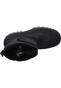 Schwarze wasserdichte Stiefel mit einer strukturierten Gummisohle, einem gepolsterten Innenbereich und einem Reißverschluss, mit verstärkter Zehenkappe und Knöchelunterstützung.