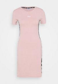 Różowa dopasowana sukienka z krótkimi rękawami; okrągły dekolt. Posiada boczne paski w kolorze czarnym z białym tekstem. Tkanina ma gładką, miękką teksturę.