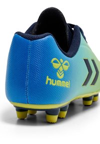 Chaussure de football bleu et vert avec dessus synthétique texturé, logo noir et crampons multicolores. Dispose d'un col rembourré pour le confort.