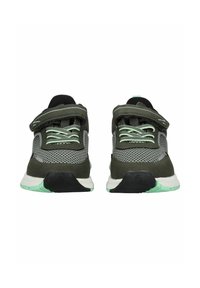Zapatillas deportivas de malla gris y ante que presentan cordones, detalles y suelas de color verde claro. Cinta de velcro y suelas acolchadas para mayor comodidad.