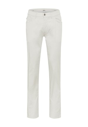 Pantaloni bianchi in cotone con design a gamba dritta, dotati di tasche frontali, chiusura con zip e un solo bottone. Texture liscia.