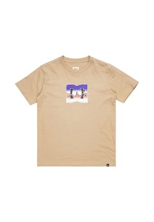Beige katoenen t-shirt met korte mouwen, voorzien van een kleurrijk grafisch logo in paars, zwart en wit in het midden. Zwarte label aan de onderkant.