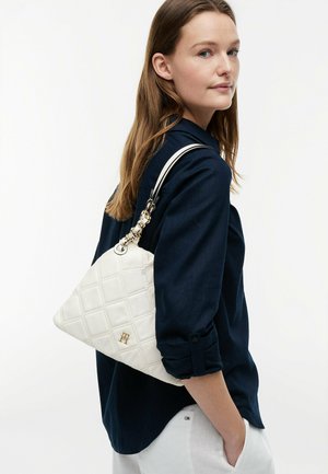 Tommy Hilfiger, TOMMY HILFIGER TH MONOGRAM QUILTED TOTE BAG - Sac à main - soft cream