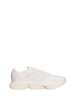 Weiße Slip-On-Sneaker mit perforiertem Obermaterial, runder Zehenpartie und gepolsterter Sohle. Verfügt über ein strukturiertes Panel an der Ferse und minimale Markenkennzeichnung.