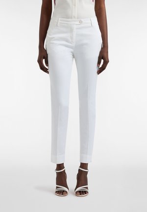 Hvide skræddersyede bukser med tætsiddende pasform, to lommer og knaplukning. Glat tekstur og opbuk ved benenden giver et poleret look.