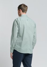 Langoe sleeves shirt in lichtgroene stof met geometrisch patroon, met een button-down kraag en een enkele knop aan de achterkant.