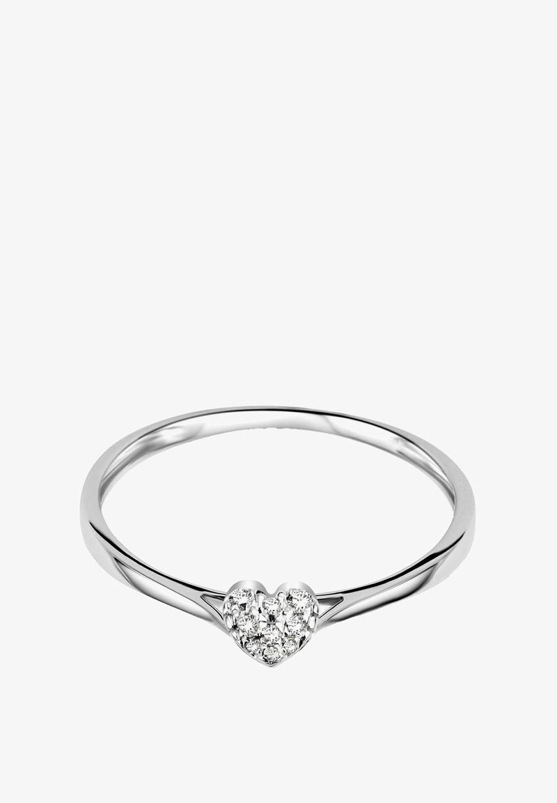 Strieborný prsteň so štíhlým pásikom, so srdcovým motívom vyzdobeným malými, trblietavými kamienkami v strede.