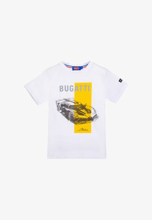 T-shirt bianca a maniche corte con la scritta "BUGATTI", uno schizzo di una macchina da corsa e un rettangolo giallo verticale dietro il disegno dell'auto.