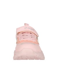 Lyserød børnesneaker med velcrolukning, snørebånd, stjernemønstre og gummisål set fra fronten.