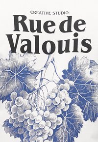 Balts audums ar zilu ilustrāciju, uz kuras attēloti vīnogulāji, lapas un vīnogu ķekari. Uzraksts "Rue de Valouis" un "Creative Studio".