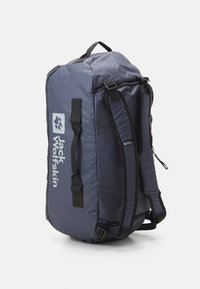 Zaino a duffel blu navy realizzato in tessuto resistente, dotato di due manici laterali, dettagli neri, display del logo e spallacci regolabili.